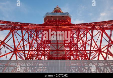 Der Blick auf den Tokyo Tower. Shiba-koen Bezirk von Minato. Tokio. Japan Stockfoto