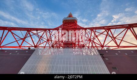 Der Blick auf den Tokyo Tower. Shiba-koen Bezirk von Minato. Tokio. Japan Stockfoto