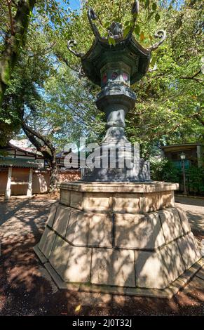 Die Bronzelaterne im Garten des Yasukuni-Schreins in Chiyoda, Tokio. Japan Stockfoto