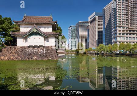 Der Kikyo-bori-Graben um den Kaiserpalast von Tokio mit dem Sakuradayagura-Turm im Hintergrund. Japan Stockfoto