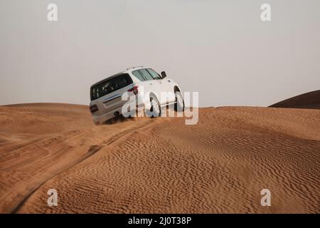 Dubai, Vereinigte Arabische Emirate - 01, Juli 2021 : die Fahrt in der Arabischen Wüste über die Dünen. Auto suv überwindet Sanddünen Hindernisse. Stockfoto