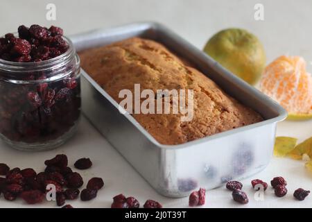 Orange Cranberry Brot. Ein schnelles Brot mit Orangengeschmack und getrockneten Preiselbeeren. Ein perfekter Begleiter zum Kaffee. Schuss hält das Brot im Brot Stockfoto