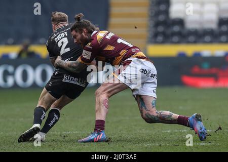 Adam Swift #2 von Hull FC wird von Chris McQueen (12) von Huddersfield Giants angegangen Stockfoto