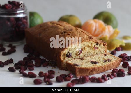 Brotscheibe aus Orangenbeeren in Scheiben. Ein schnelles Brot mit Orangengeschmack und getrockneten Preiselbeeren. Ein perfekter Begleiter zum Kaffee. Stockfoto