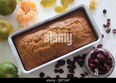 Orange Cranberry Brot. Ein schnelles Brot mit Orangengeschmack und getrockneten Preiselbeeren. Ein perfekter Begleiter zum Kaffee. Schuss hält das Brot im Brot Stockfoto