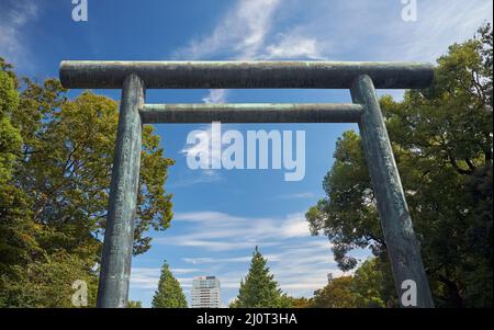 Daini Torii (zweiter schintoistischer Schreinbogen) des Yasukuni-Schreins bei Ch Stockfoto