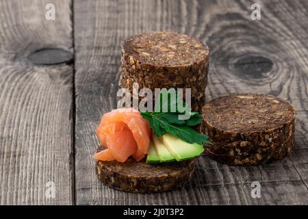 VollkornRoggenbrot mit Samen auf einem Holztisch Stockfoto