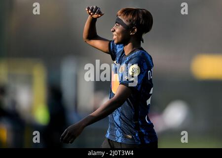 Mailand, Italien. 20. März 2022. Ajara Nchout (#33 Inter) nach dem Serie-A-Frauenspiel zwischen dem FC Internazionale und dem UC Sampdoria im Suning Sports Center in Mailand, Italien Cristiano Mazzi/SPP Credit: SPP Sport Press Photo. /Alamy Live News Stockfoto