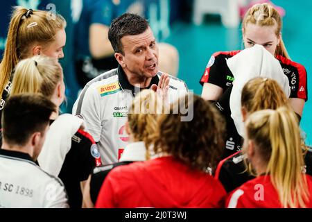 Wiesbaden, Deutschland. 20. März 2022. Volleyball, Damen: DVV Cup, MTV Stuttgart - Dresdner SC, Finale, Sporthalle am Platz der Deutschen Einheit. Dresdens Trainer Alexander Waibl spricht mit den Spielern. Quelle: Uwe Anspach/dpa/Alamy Live News Stockfoto