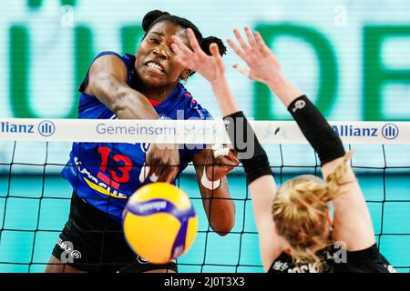 Wiesbaden, Deutschland. 20. März 2022. Volleyball, Damen: DVV Cup, MTV Stuttgart - Dresdner SC, Finale, Sporthalle am Platz der Deutschen Einheit. Der Stuttgarter Krystal (l) wird besser als der Dresdner Maja Storck. Quelle: Uwe Anspach/dpa/Alamy Live News Stockfoto