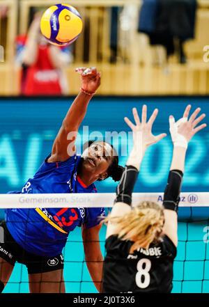 Wiesbaden, Deutschland. 20. März 2022. Volleyball, Damen: DVV Cup, MTV Stuttgart - Dresdner SC, Finale, Sporthalle am Platz der Deutschen Einheit. Der Stuttgarter Krystal (l) wird besser als die Dresdner Monique Strubbe. Quelle: Uwe Anspach/dpa/Alamy Live News Stockfoto