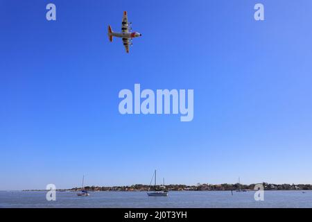 Ein Flugzeug der US-Küstenwache Lockheed C-130 Hercules fliegt über der Altstadt von Saint Augustine.Florida.USA Stockfoto
