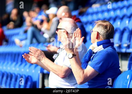 London, Großbritannien. 20. März 2022. Chelsea-Fans sind gut gelaunt vor dem Vitality Womens FA Cup-Spiel zwischen Chelsea und Birmingham City in Kingsmeadow, London. Tom Phillips/SPP Kredit: SPP Sport Pressefoto. /Alamy Live News Stockfoto