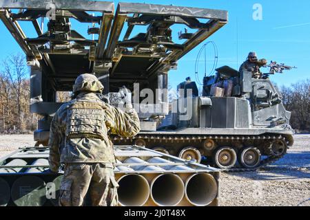 Grafenwoehr, Bayern, Deutschland. 11. März 2022. US-Soldaten, die der 41. Field Artillery Brigade zugewiesen wurden, laden M270 Multiple Launch Rocket Systems für eine Live-Feuerübung auf dem 7. Army Training Command's Grafenwoehr Training Area, Deutschland, 11. März 2022. Der Einsatz von US-Streitkräften ist hier eine umsichtige Maßnahme, die die kollektiven Ziele der NATO zur Kriegsprävention, die defensive Ausrichtung und das Engagement untermauert. Kredit: U.S. Army/ZUMA Press Wire Service/ZUMAPRESS.com/Alamy Live Nachrichten Stockfoto