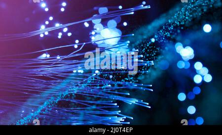 Glasfaserkabel, die durch den Cyberspace mit Daten, Glasfaserkabeln und Datenverbindungskonzept fließen Stockfoto