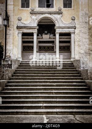 Geheimnisvolle alte Kapelle mit Treppenperspektive Stockfoto