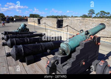 Alte spanische Kanonen und Mörsergranaten auf dem obersten Castillo De San Marcos National Monument.St.Augustine.Florida.USA Stockfoto