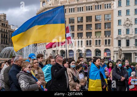 Barcelona, Spanien. 20. März 2022. Ein Protestler hält während der Demonstration eine ukrainische Flagge. Ukrainische Bewohner in Katalonien mit einem permanenten Informationszentrum auf der Plaza de Catalunya organisieren täglich verschiedene Veranstaltungen zur Unterstützung der Menschen in der Ukraine und gegen die Invasionskräfte. Kredit: SOPA Images Limited/Alamy Live Nachrichten Stockfoto