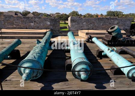 Alte spanische Kanonen und Mörsergranaten auf dem obersten Castillo De San Marcos National Monument.St.Augustine.Florida.USA Stockfoto