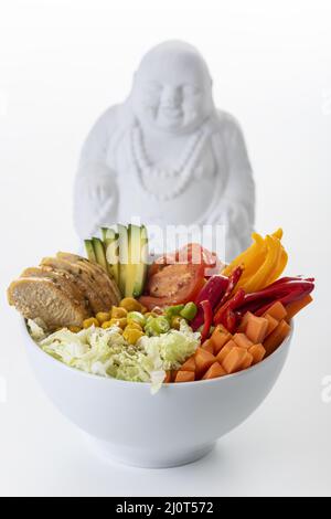 Buddha Bowl mit Huhn auf weiß Stockfoto