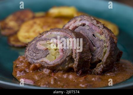 Nahaufnahme einer Fleischroulade mit Kartoffeln Stockfoto