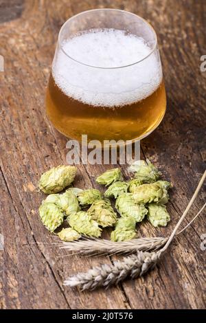 Indian Pale Ale mit Hopfen auf Holz Stockfoto