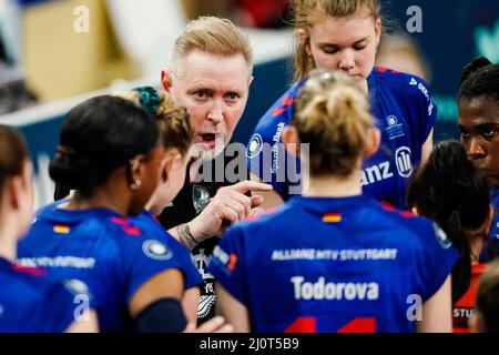 Wiesbaden, Deutschland. 20. März 2022. Volleyball, Damen: DVV Cup, MTV Stuttgart - Dresdner SC, Finale, Sporthalle am Platz der Deutschen Einheit. Stuttgarts Trainer Tore Aleksandersen spricht mit den Spielern. Quelle: Uwe Anspach/dpa/Alamy Live News Stockfoto