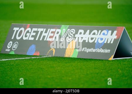 Barcelona, Spanien. 20. März 2022. Banner gegen Rassismus während des La Liga-Spiels zwischen RCD Espanyol und RCD Mallorca spielte am 20. März 2022 im RCDE-Stadion in Barcelona, Spanien. (Foto von PRESSINPHOTO) Credit: PRESSINPHOTO SPORTS AGENCY/Alamy Live News Stockfoto