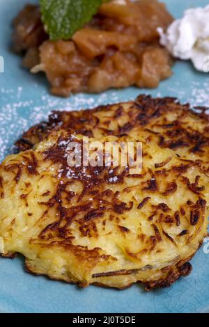 Bayrische Süßigkeit rÃ¶sti auf dem Teller Stockfoto