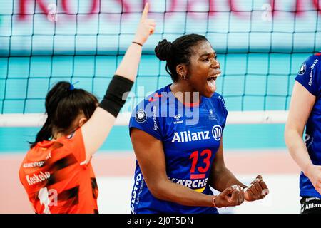 Wiesbaden, Deutschland. 20. März 2022. Volleyball, Damen: DVV Cup, MTV Stuttgart - Dresdner SC, Finale, Sporthalle am Platz der Deutschen Einheit. Die Krystal Riats von Stuttgart feiern einen Punktegewinn mit Teamkollegen. Quelle: Uwe Anspach/dpa/Alamy Live News Stockfoto