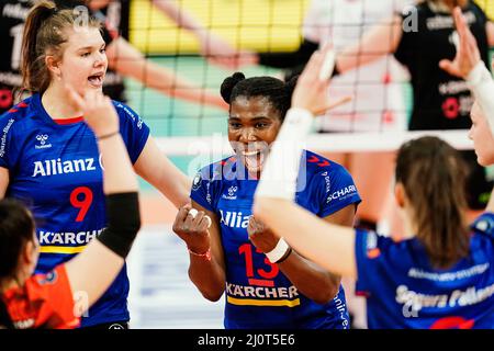 Wiesbaden, Deutschland. 20. März 2022. Volleyball, Damen: DVV Cup, MTV Stuttgart - Dresdner SC, Finale, Sporthalle am Platz der Deutschen Einheit. Der Stuttgarter Krystal Rias (M) feiert einen Punktegewinn mit Teamkollegen. Quelle: Uwe Anspach/dpa/Alamy Live News Stockfoto