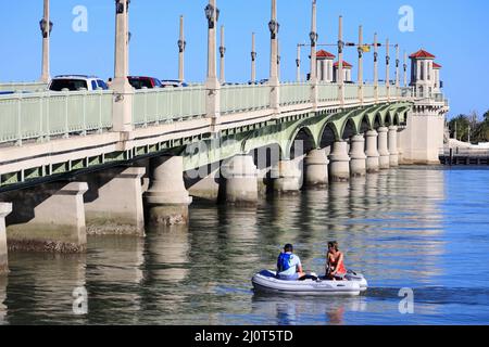 Die Brücke der Löwen über Matanzas Bay mit Menschen auf einem Tierkreisboot im Vordergrund .St.Augustine.Florida.USA Stockfoto