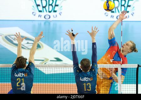 AGSM Forum, Verona, Italien, 20. März 2022, Spike von Donovan Dzavoronok - Vero Volley Monza während des Vero Volley gegen Vero Volley Monza - Volleyball Italienische Serie A Männer Superliga Meisterschaft Stockfoto