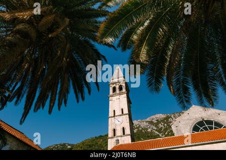 Blick von unten auf den Glockenturm der Kirche St. Nikolaus. Montenegro Stockfoto