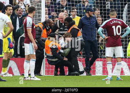 London, England, 20.. März 2022. Während des Spiels der Premier League im Tottenham Hotspur Stadium, London, wird ein Protestor vom Spielfeld entfernt. Bildnachweis sollte lauten: Kieran Cleeves / Sportimage Kredit: Sportimage/Alamy Live News Stockfoto