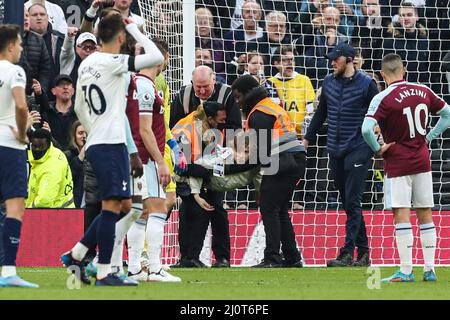 London, England, 20.. März 2022. Während des Spiels der Premier League im Tottenham Hotspur Stadium, London, wird ein Protestor vom Spielfeld entfernt. Bildnachweis sollte lauten: Kieran Cleeves / Sportimage Kredit: Sportimage/Alamy Live News Stockfoto