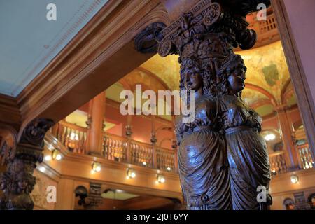 Geschnitzte Säulen mit Holzschnitzereien schmückten den Eingang zur Rotunde der ehemaligen Hauptlobby des Ponce de Leon Hotels, heute die Rotunde des Flagler College.St.Augustine.Florida.USA Stockfoto