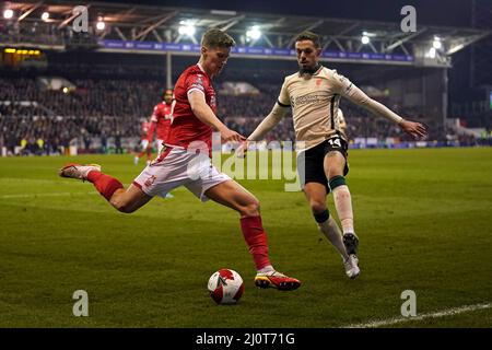 Ryan Yates von Nottingham Forest (links) und Jordan Henderson von Liverpool kämpfen beim Viertelfinale des Emirates FA Cup auf dem City Ground in Nottingham um den Ball. Bilddatum: Sonntag, 20. März 2022. Stockfoto