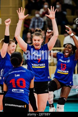 Wiesbaden, Deutschland. 20. März 2022. Volleyball, Damen: DVV Cup, MTV Stuttgart - Dresdner SC, Finale, Sporthalle am Platz der Deutschen Einheit. Das Stuttgarter Team freut sich über einen Punktegewinn. Quelle: Uwe Anspach/dpa/Alamy Live News Stockfoto