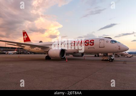 Schweizer Airbus A220-300 Flugzeuge Flughafen Zürich in der Schweiz Stockfoto