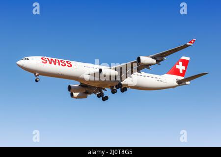 Schweizer Airbus A340-300 Flugzeuge Palma de Mallorca Flughafen in Spanien Stockfoto