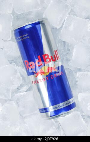 Red Bull Energy Drink Limonade Softdrink In Dose Auf Ice Ice Cube High Format Stockfoto