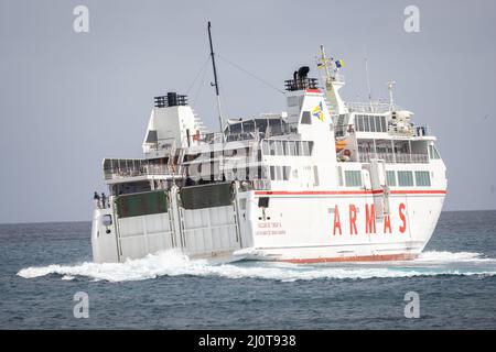 Nahaufnahme der Armas-Fähre auf der Strecke zwischen Lanzarote und Fuerteventura auf den Kanarischen Inseln, Spanien, am 4. März 2022 Stockfoto