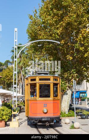 Historische Straßenbahn Tram Tranvia de Soller öffentlichen Verkehrsmitteln Verkehr Porträt-Format auf Mallorca in Spanien Stockfoto