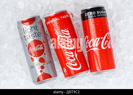 Coca Cola Coca-Cola Produkte Limonade Softdrink Getränke Aus Der Dose Auf Dem Ice Ice Cube Stockfoto