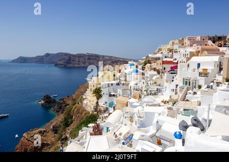 Santorini Insel Santorini Urlaub in Griechenland Reise Reise Stadt Oia am Mittelmeer mit Windmühlen Stockfoto
