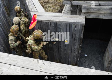 Grafenwoehr, Bayern, Deutschland. 15. März 2022. Fallschirmjäger der US-Armee, die B Company, 1. Bataillon, 503. Infanterie-Regiment, 173. Airborne Brigade zugeordnet sind, räumen während einer Blankofeuerübung im Trainingsgebiet des 7. Army Training Command in Grafenwoehr, Deutschland, 15. März 2022, einen Graben. Die 173. Airborne Brigade ist die Notfalleinsatztruppe der US-Armee in Europa und stellt schnell einsatzfähige Truppen für die europäischen, afrikanischen und zentralen Befehlsbereiche der USA bereit. Kredit: U.S. Army/ZUMA Press Wire Service/ZUMAPRESS.com/Alamy Live Nachrichten Stockfoto