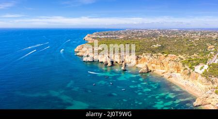 Portugal Algarve Strand Praia da Marinha Panorama Meer Drohne Luftaufnahme von oben Stockfoto