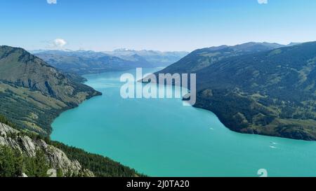 Wunderschöne Aussicht auf den kristallblauen Kanas-Fluss in Aleta China Stockfoto