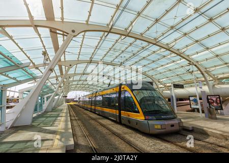 Moderne Stadtbahn Metro do Porto Straßenbahn Straßenbahn öffentlichen Verkehrsmitteln Verkehr an der Haltestelle Flughafen in Portugal Stockfoto